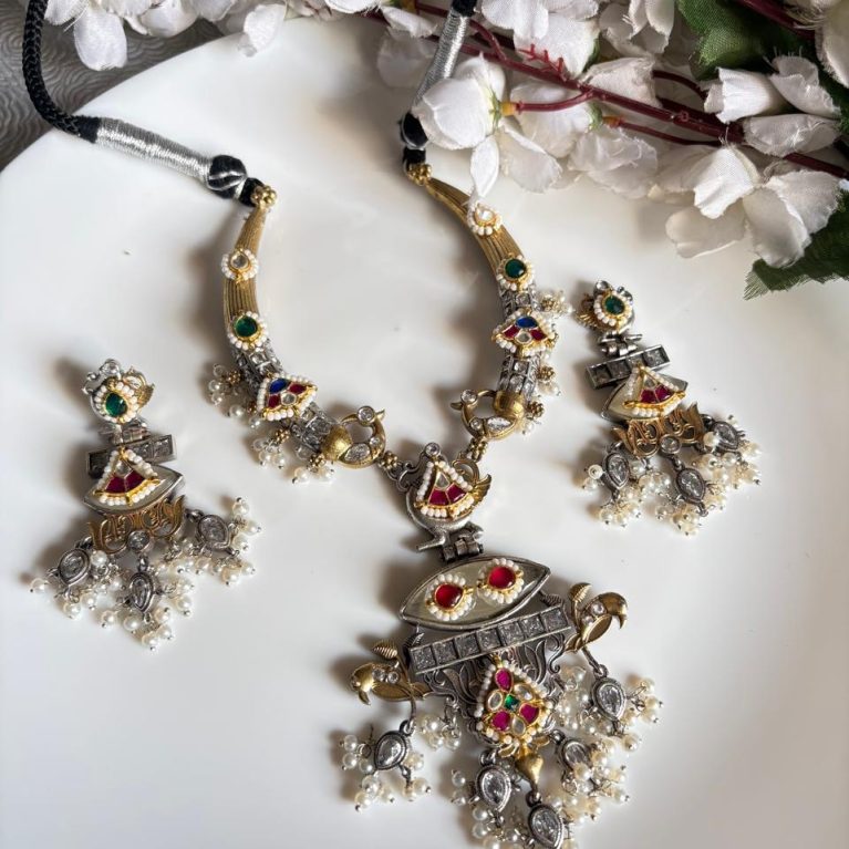 Dual-Tone Kundan Fusion Hasli Set